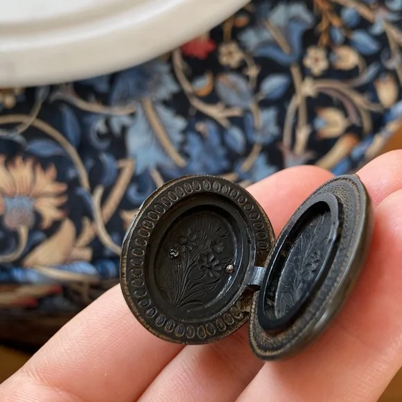 Antique Victorian Gutta Percha/Vulcanite Carved Floral Locket w/Interior Glass - Picture 5 of 14